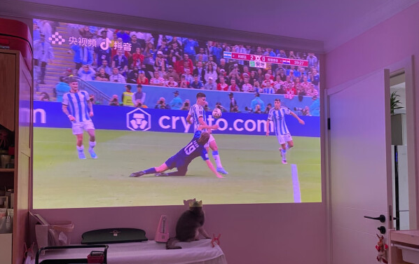 怎么看2022年世界杯决赛直播，哈趣K1投影仪语音轻松大屏看