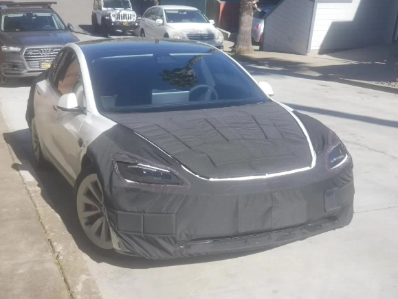 特斯拉新款Model 3 Performance测试车旧金山现身，碳纤维仪表盘亮眼